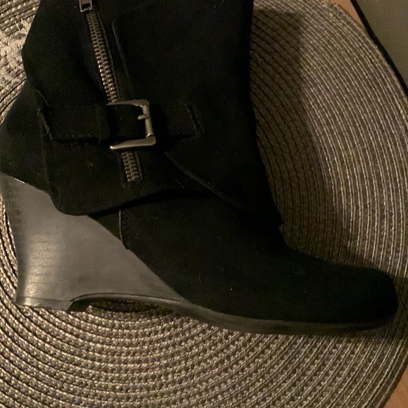 Black zip up boots, wedge heel, really cute🖤, Size 6M - Picture 3 of 4
